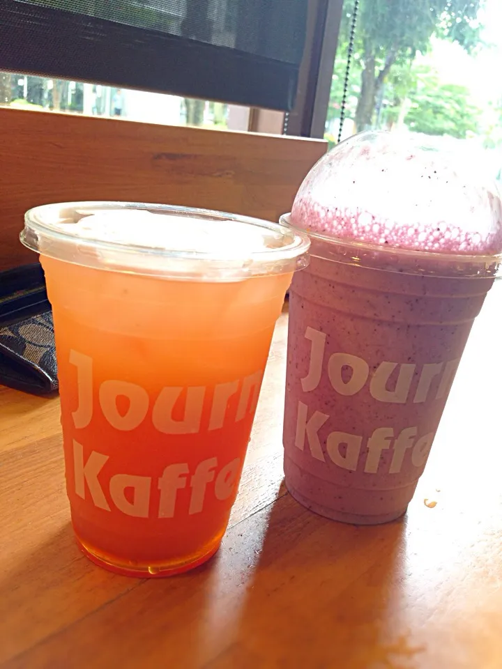 Fresh honey grapefruit juice & banana blueberry smoothie🍹🍇🍊🍯|Nonononoさん