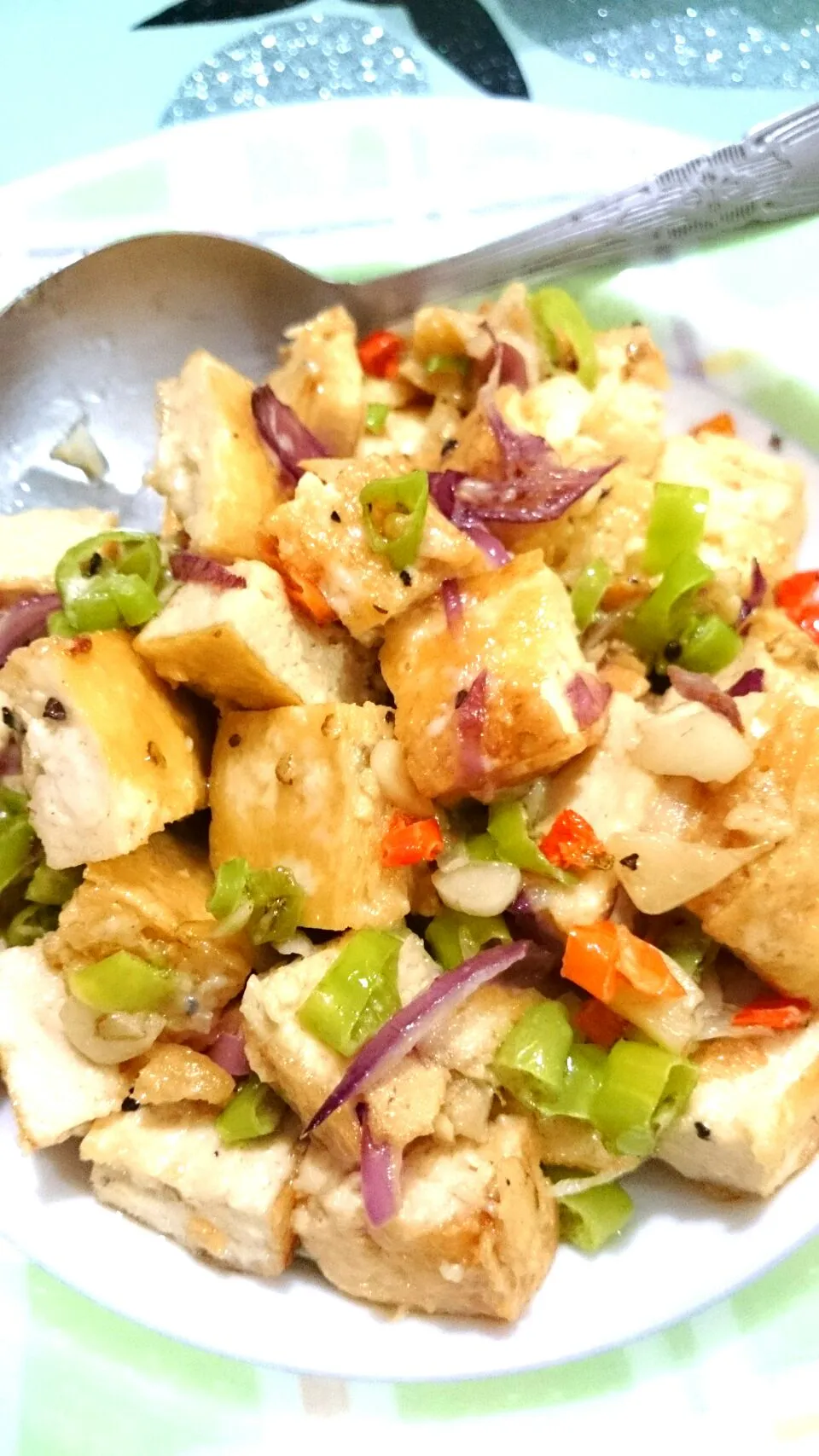 Stir fry Tofu with red and green chillis and onions..|bonnieさん