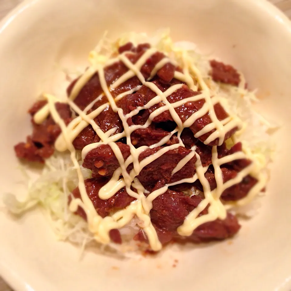 焼肉とレタスの千切りたっぷりねスタミナ丼♬|黒パグ.ヨシコさん