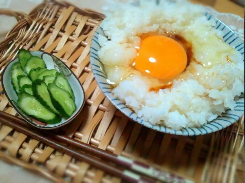 テスト期間の晩ご飯(笑)
＊卵かけご飯とキュウリの漬け物|Mariaさん