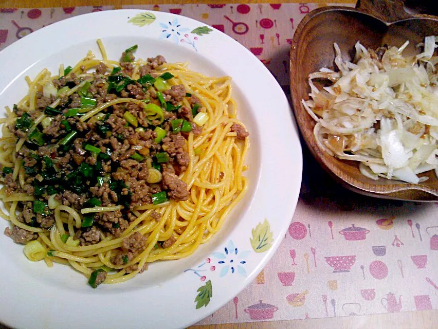 Snapdishの料理写真:７月２４日 ひき肉とネギのピリ辛パスタ 玉ねぎのサラダ|いもこ。さん