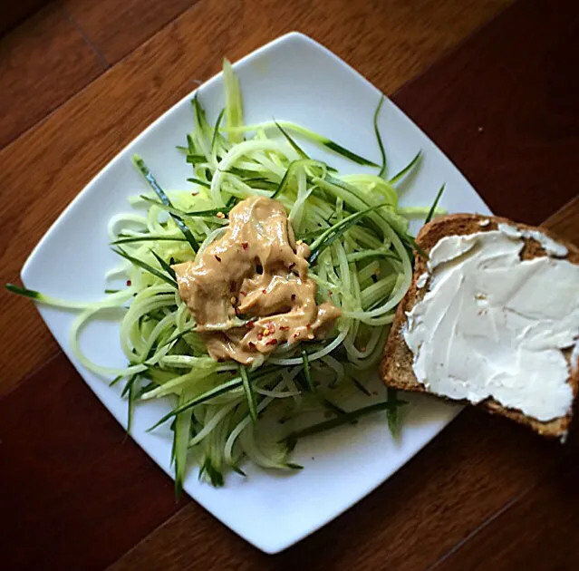 Cucumber Noodles with Peanut Sauce and Toast|Snootybeansさん