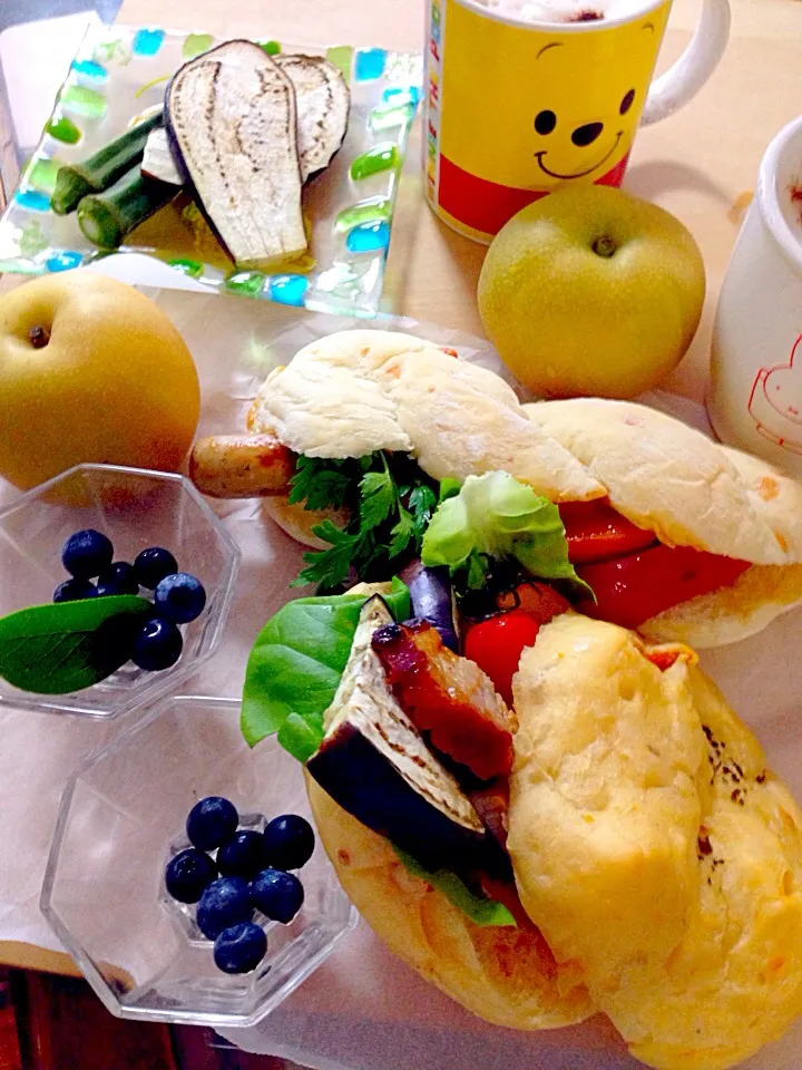 おはよう❀.(*´◡`*)❀.ございます。ドライトマトのパンのチャーシューと焼き茄子、トマトサンド。チーズツイストパンのレモン🍋ソーセージ、トマト、パプリカソテーサンドのにっこり😊朝ごはん。|Kumi_loveさん