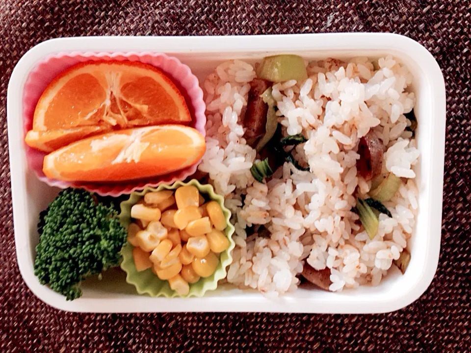 Bento: rice with sausage and baby bok choy, corn, broccoli and orange wedges|Kirsten Adachiさん