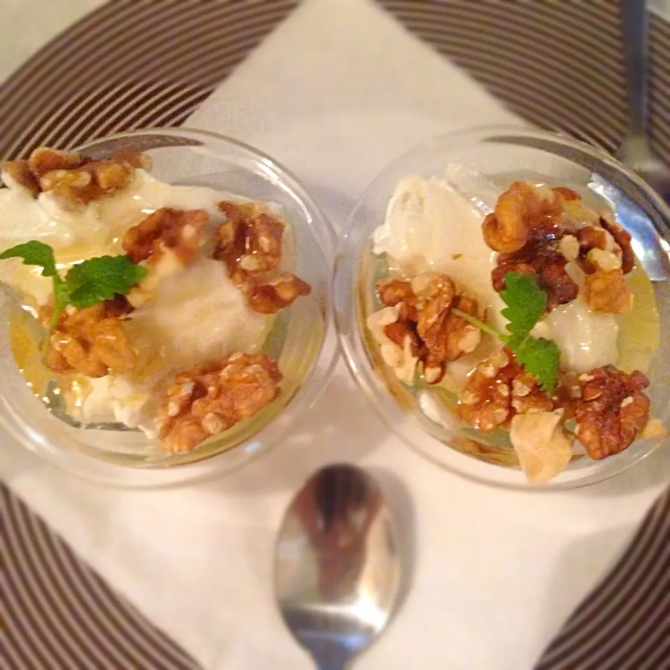 greek yoghurt with walnuts and honey!|KC Agustinさん