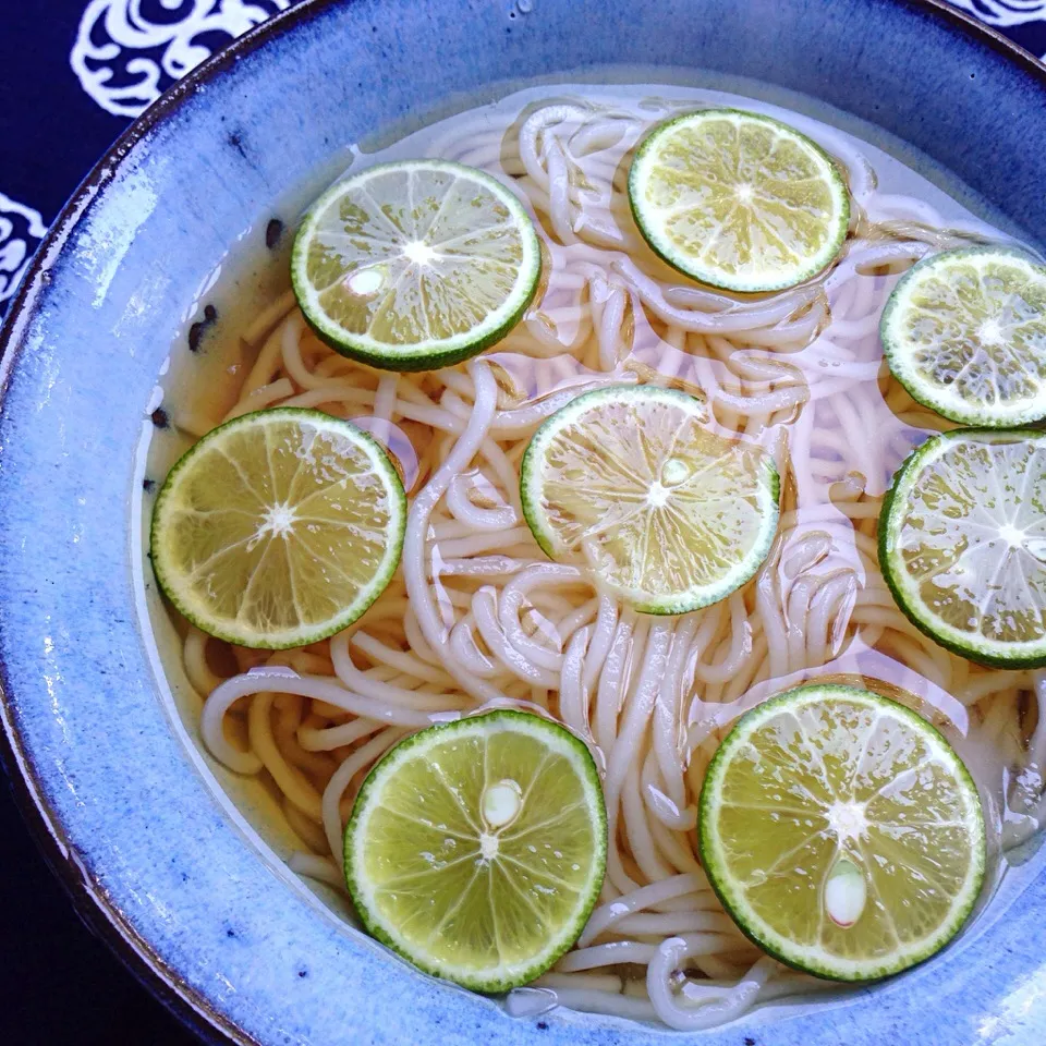 自作の器で冷やし米粉うどん☆スダチのせ|Blueberry🫐さん