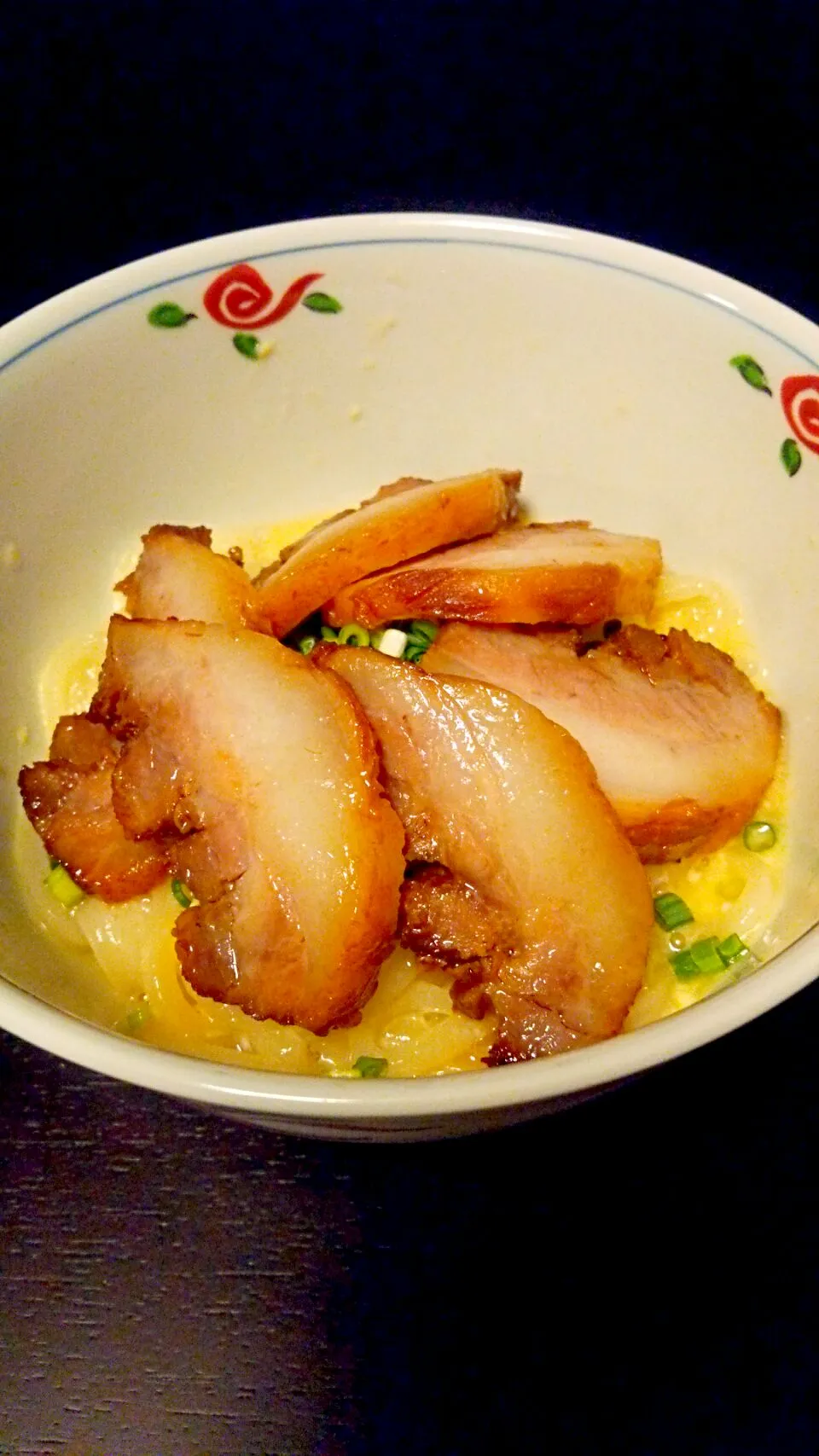 焼豚Pの焼豚と讃岐うどんのセットをいただいたので、釜玉うどんに焼豚のせ😁😁😁|macoさん