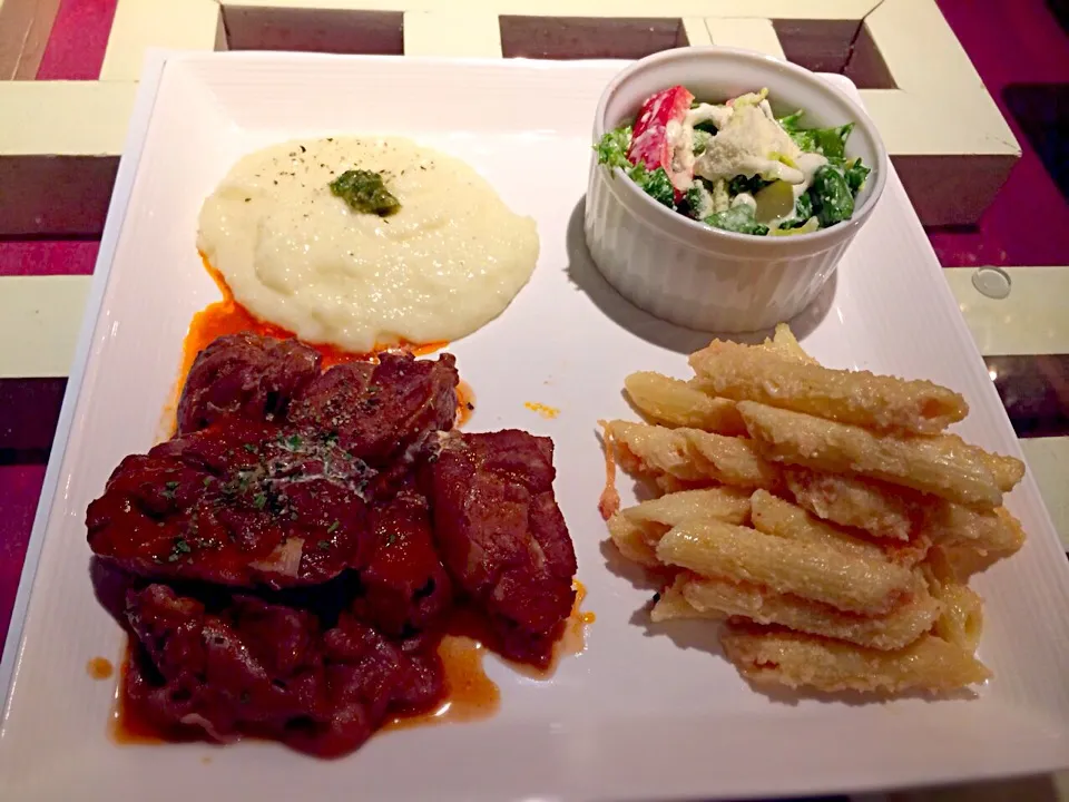 チキンのトマト煮。明太ペンネ、ミニシーザーサラダ、ハッシュポテト添え。|Yoichiro Ishikawaさん