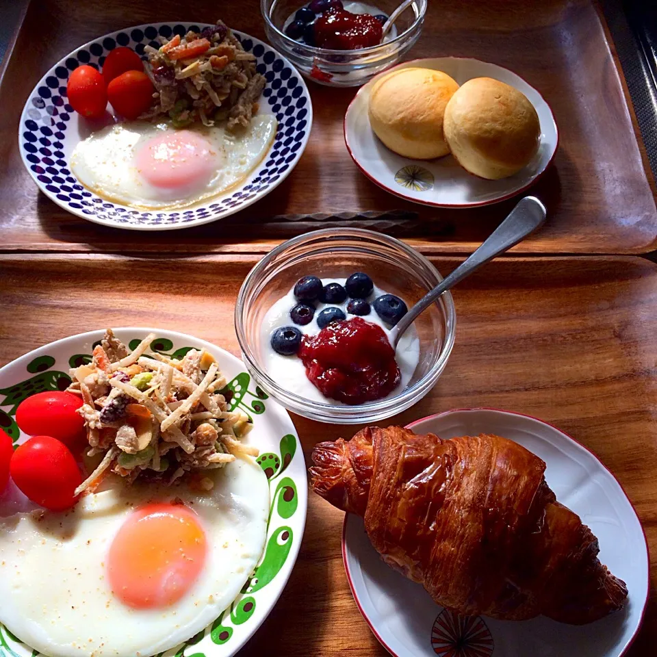 クロワッサン／スコーン、目玉焼き・豆とゴボウのサラダ＆プチトマト、ストロベリーコンポート・ブルーベリー＆ヨーグルト|charさん