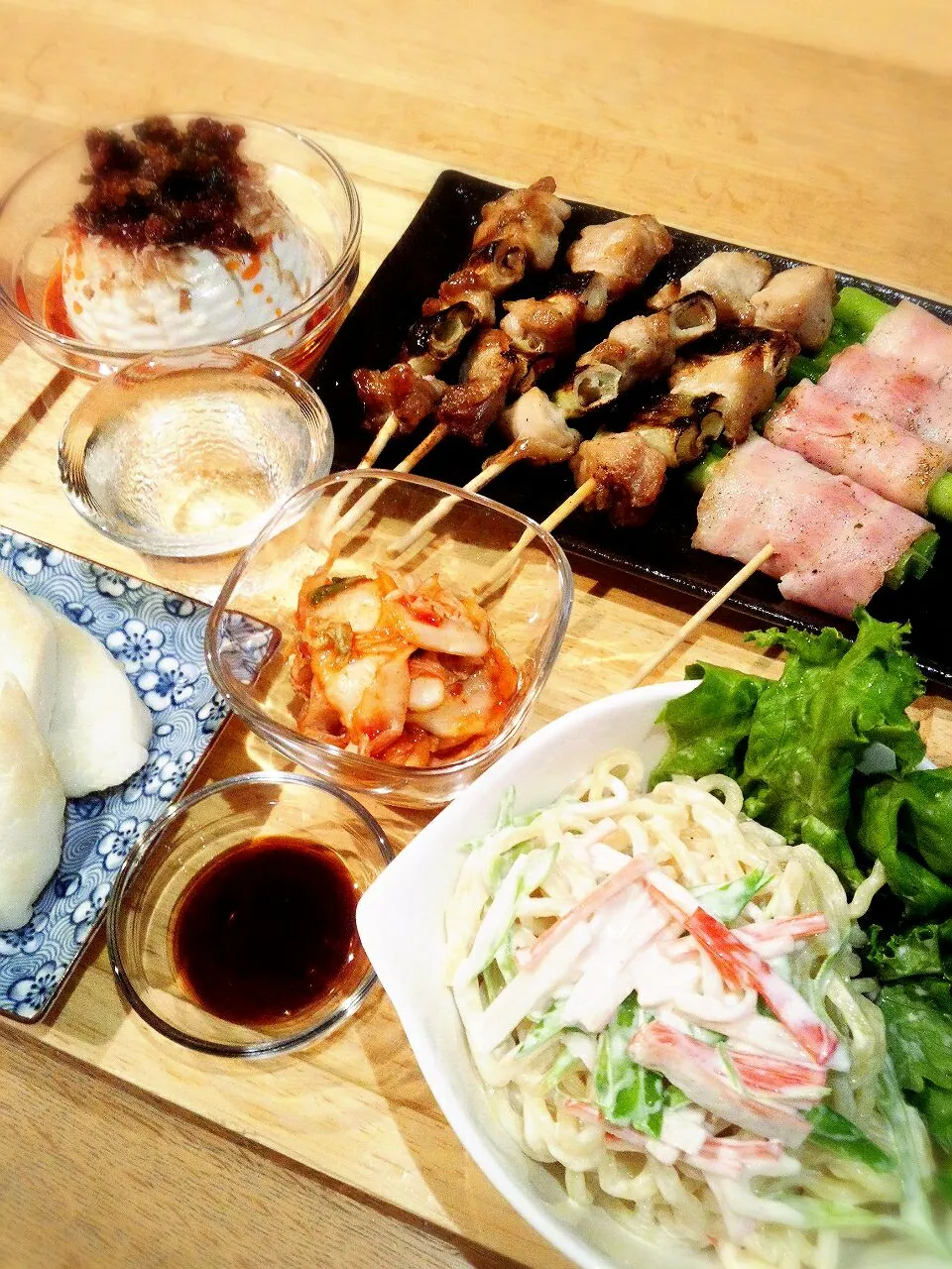 【夕ご飯】居酒屋メニュー　焼き鳥、アスパラベーコン、ラーメンサラダ、笹蒲鉾、冷や奴、キムチ♪|マカロンさん