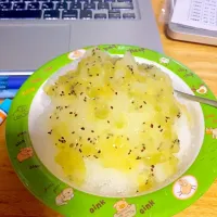 Snapdishの料理写真:手作りキュウイシロップのかき氷( ›◡ु‹ )|まゆ3さん