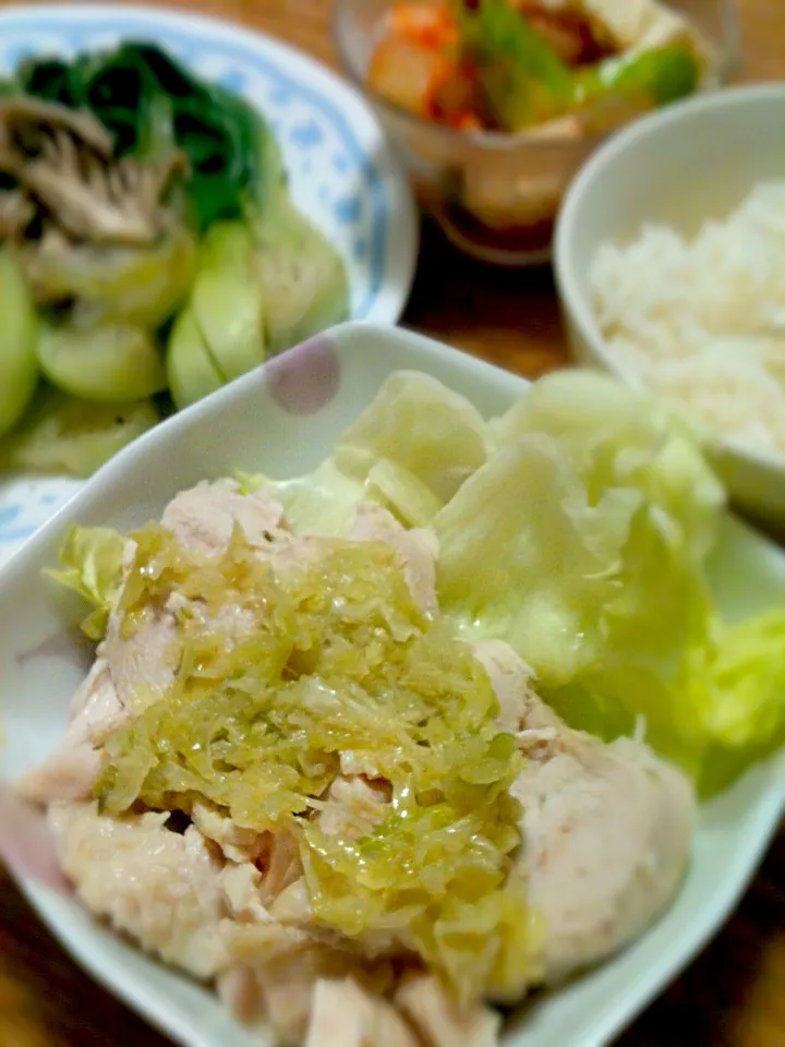 Snapdishの料理写真:7/24 鶏ハムネギ塩レモンだれ, チンゲン菜と舞茸の胡麻油炒め，トマトキムチ冷奴|kykyさん