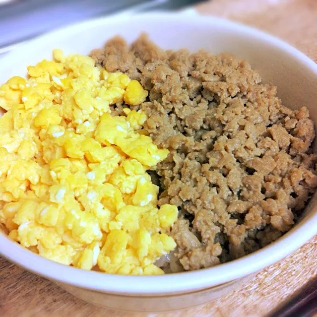 鶏そぼろの二色丼🐣|りっちゃんさん