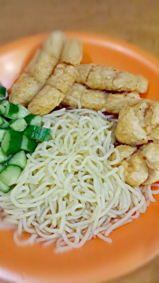 Mpek mpek (traditional Palembang dish): fish cake served with noodle, fresh cucumber and spicy vinegar|laksmi nurul ismiraさん