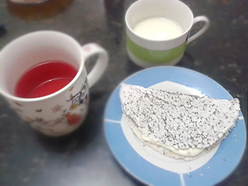 Snapdishの料理写真:24/07/2014 - desjejum

tapioca + chia + creme de queijo frescal light + leite com café + chá de morango com hibisco|Gabriela Baptistaさん