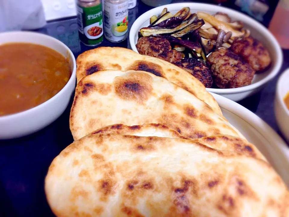 今日の晩ご飯は、ナンで食べる野菜とハンバーグのつけカレー。|ゆえさん