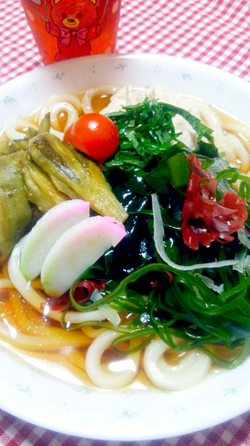 冷やしうどん(鶏胸肉･茄子･わかめ他海藻･蒲鉾･大葉･プチトマト)|まあるさん