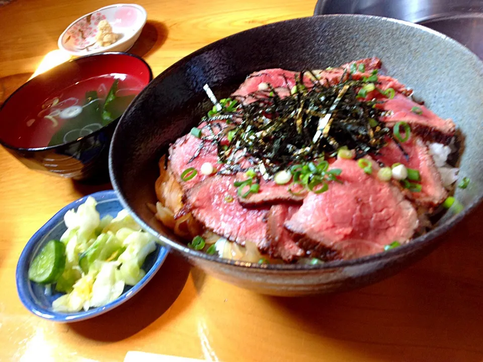 牛たたき丼|名狩野 あったろさん