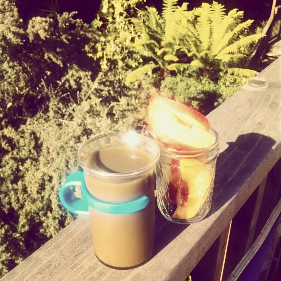 Sunny Breakfast smoothie and peaches|zen foodie sfさん