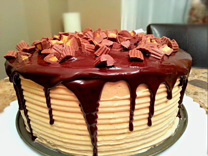 Chocolate Peanut Butter Cake 
(2 chocolate cake layers, a chocolate cookie layer with pb buttercream and crushed peanut butter cups between each layer|S Theoさん