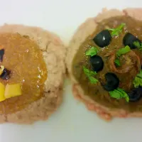 medium cooked hamburgers with peach and balsamic vinegar dressing and black olives,persel,achvoyes,cherry tomamtoes dressing|Irene Chiocchiaさん