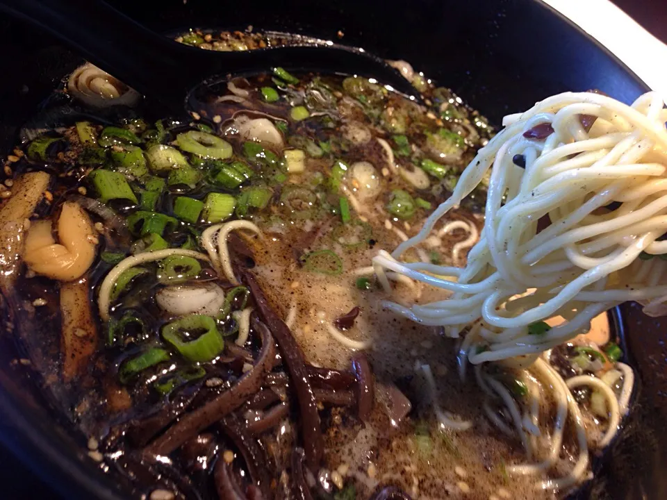 Snapdishの料理写真:LAラーメン食べ比べ第三弾！黒マー油的なのがええ香りな豚骨こってりを細麺固めで。|たけうちさん