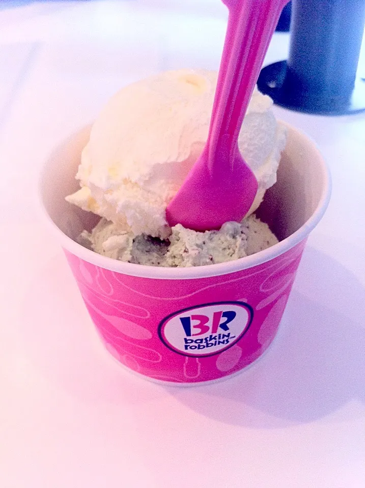 Baskin robins mint and vanilla ice cream.  A treat whilst at the cinema.|🍓Jolejo🍓さん