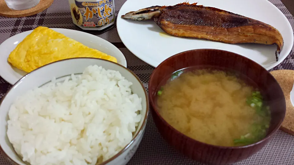 サンマの開きとだし巻き玉子、ワカメのお味噌汁～♪|三宅章人  Akihito Miyakeさん