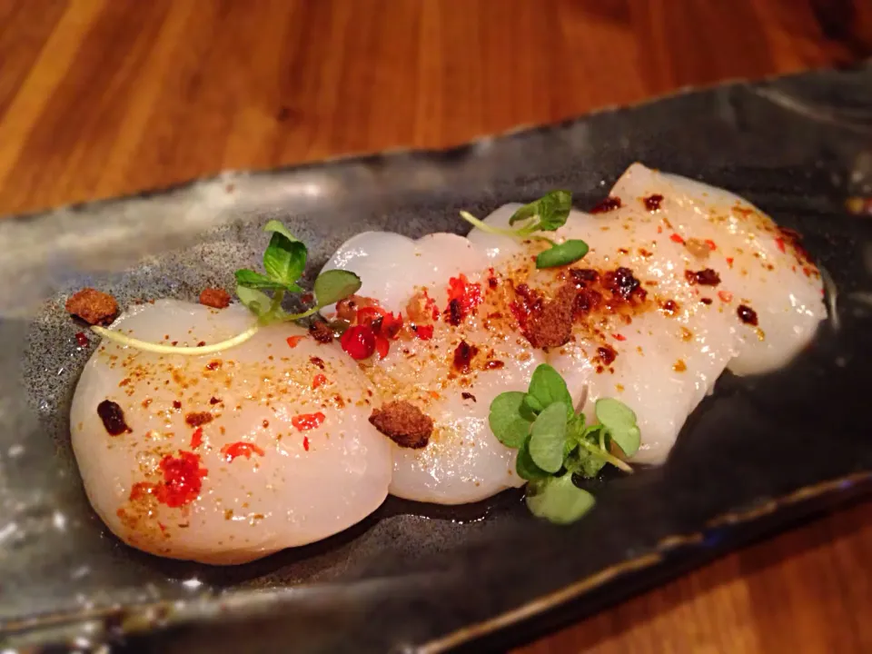 Fresh Scallops with pink peppercorn and sea salt|robert flickerさん