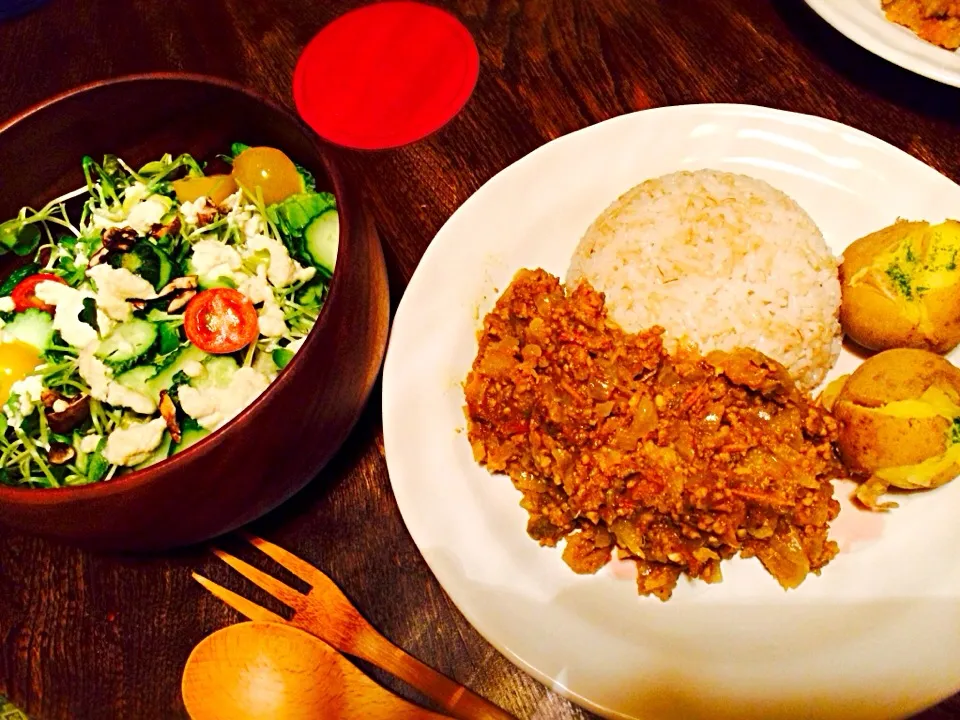 Snapdishの料理写真:生野菜サラダの自家製マヨネーズがけと茄子とトマトと玉ねぎと挽肉のインドカリーの発芽玄米と大麦入りライスとキタアカリの蒸したんのチーズと自家製イタリアンドライパセリがけ|トキロックさん