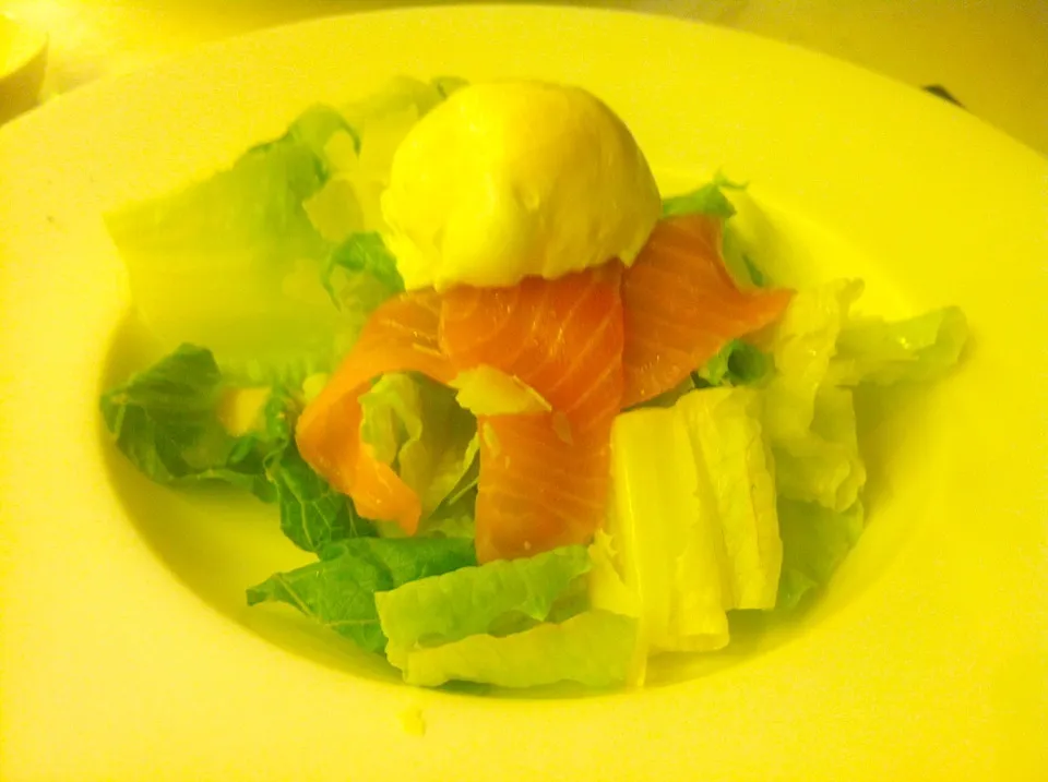 Snapdishの料理写真:Caesar salad with smoked salmon|skyblueさん