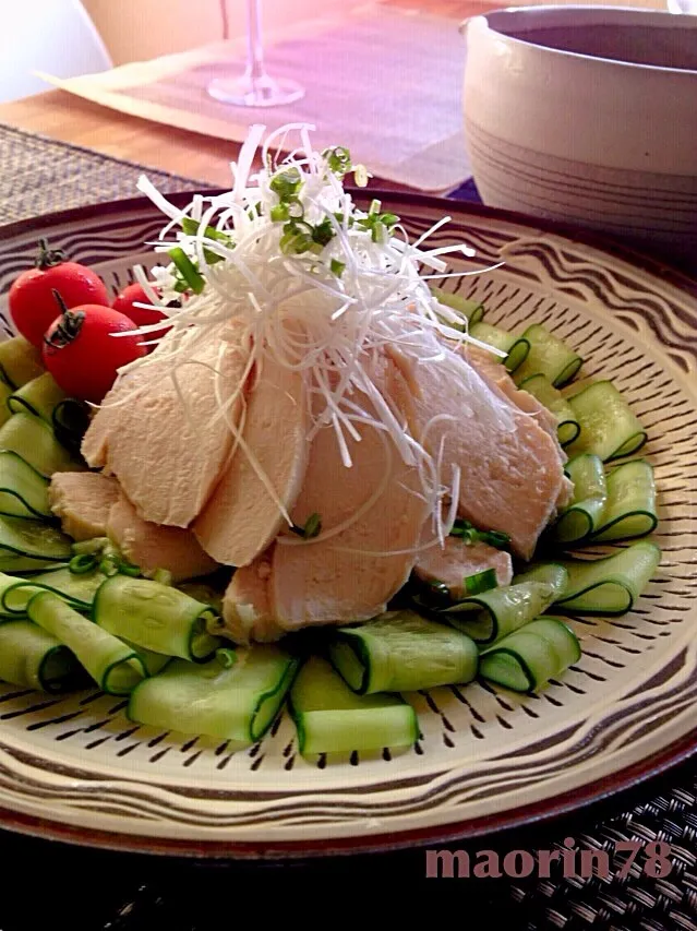 Snapdishの料理写真:くららさんの料理 胸肉でやわやわ蒸し鶏❤を炊飯器de…自家製ゴマだれソース。|CHINAMIさん