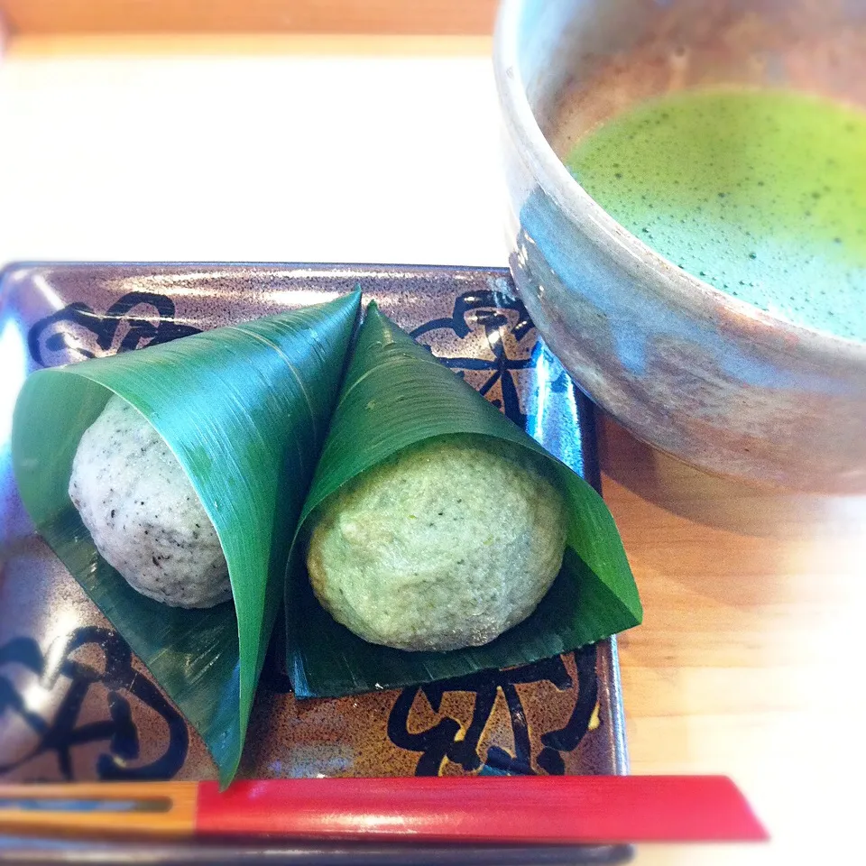 Snapdishの料理写真:熊久 麩饅頭(ごまとよもぎ)お抹茶セット|cakeさん