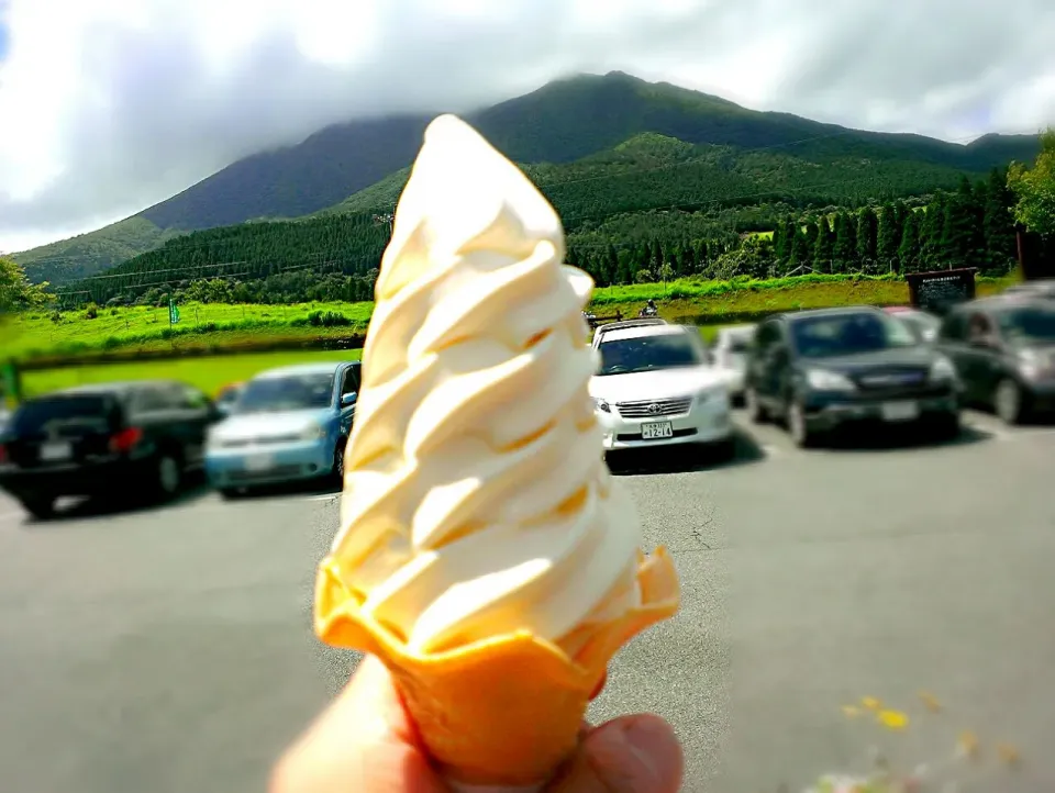 大分県久住山をバックにガンジーソフトクリーム( v^-゜)♪|masa2014さん