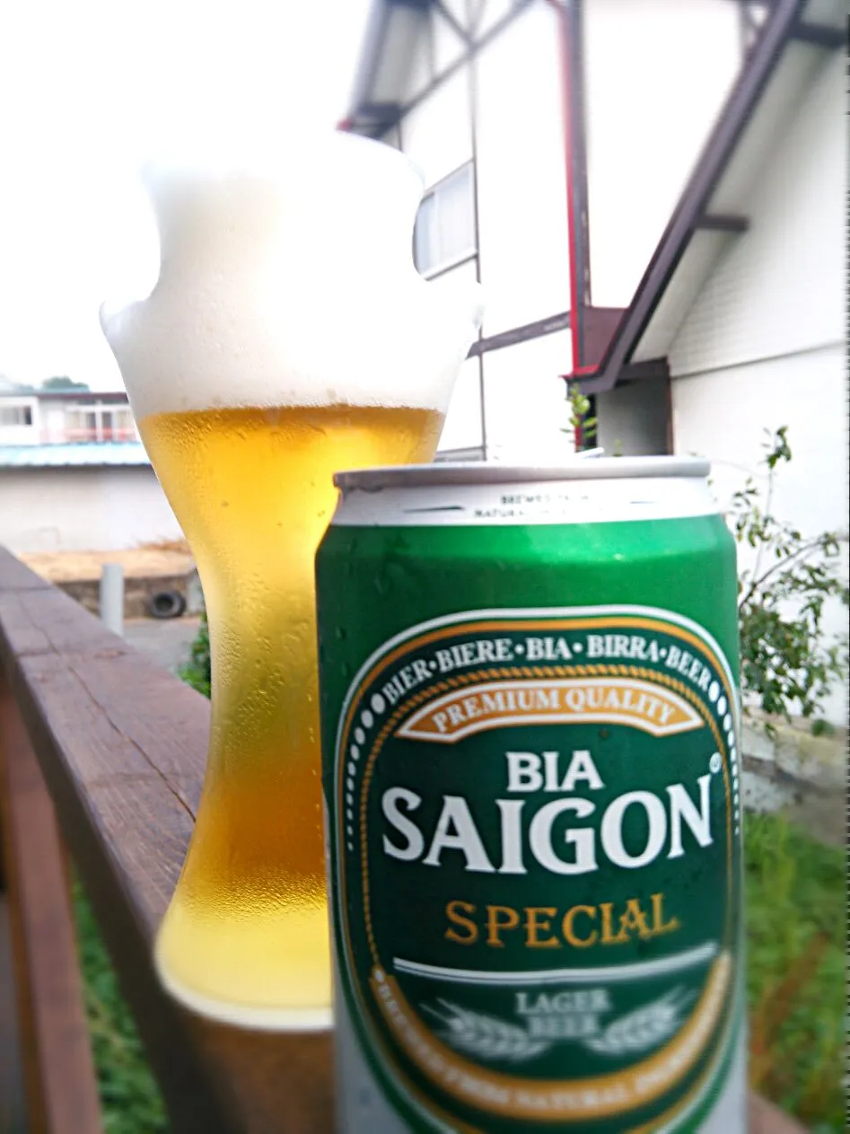 Snapdishの料理写真:夕食前のテラスでビール＼(^^)／
今日はベトナム、サイゴンビア(^3^)/|quitaさん