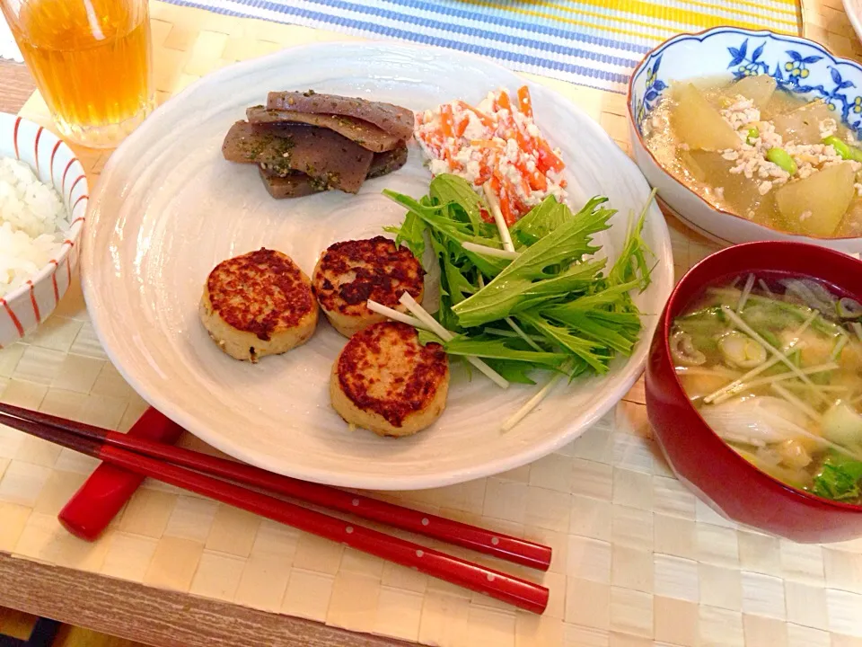 あじハンバーグ、冬瓜の挽肉あんかけ、人参の白和え、コンニャク、水菜と油揚げの味噌汁|まろさん