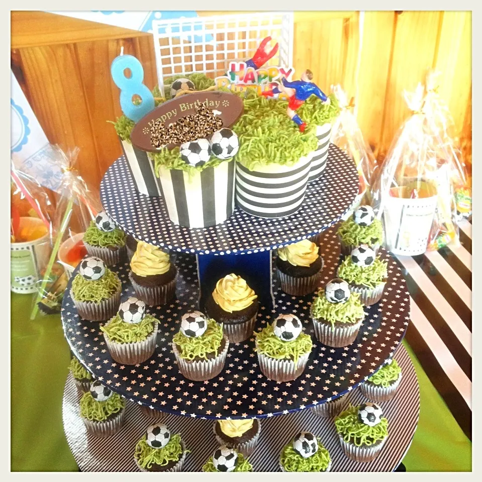 Snapdishの料理写真:Birthday/ soccer theme tower cup cakes|Chibiko's Kitchenさん