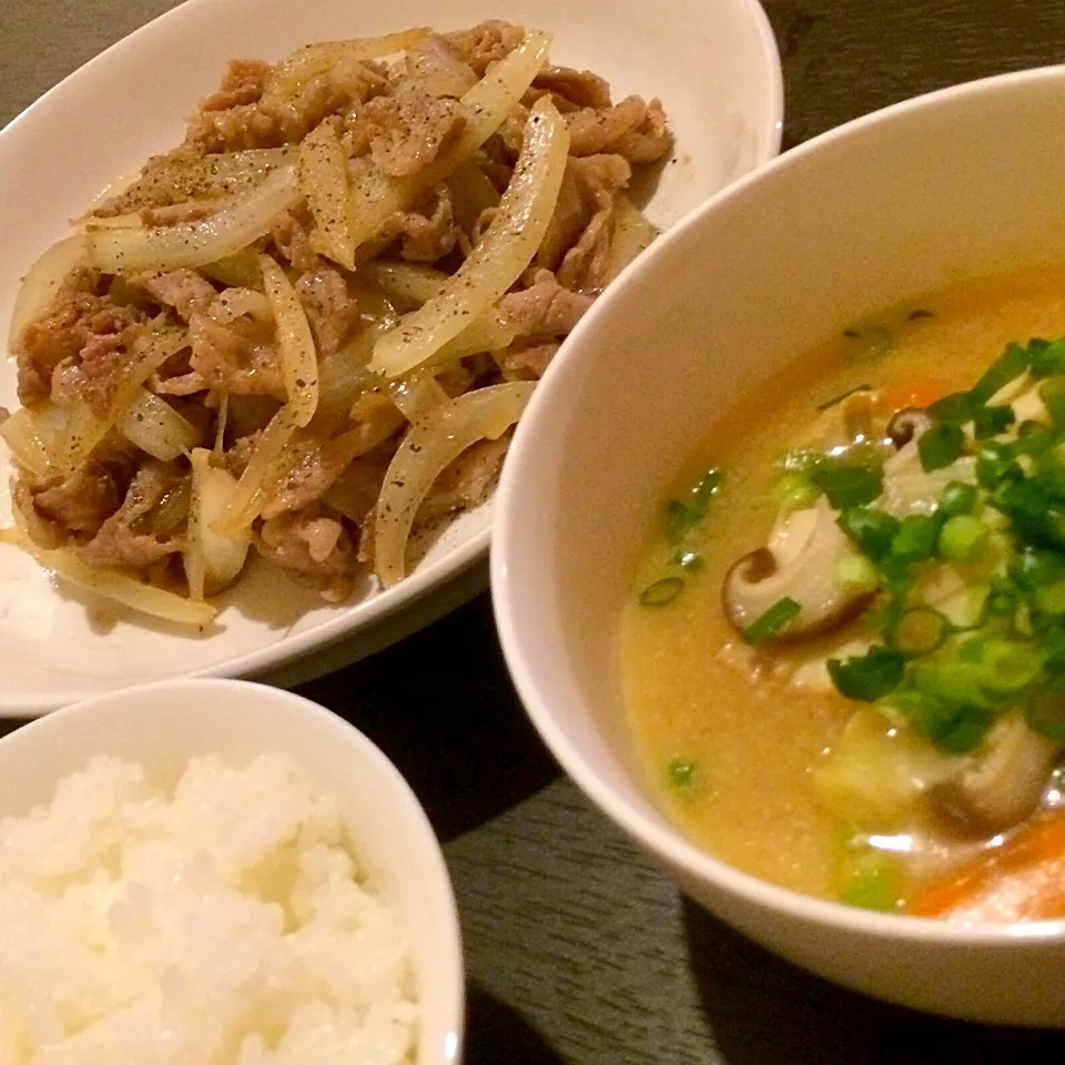 Snapdishの料理写真:豚の生姜焼き定食@彼女飯|ケンチョムさん