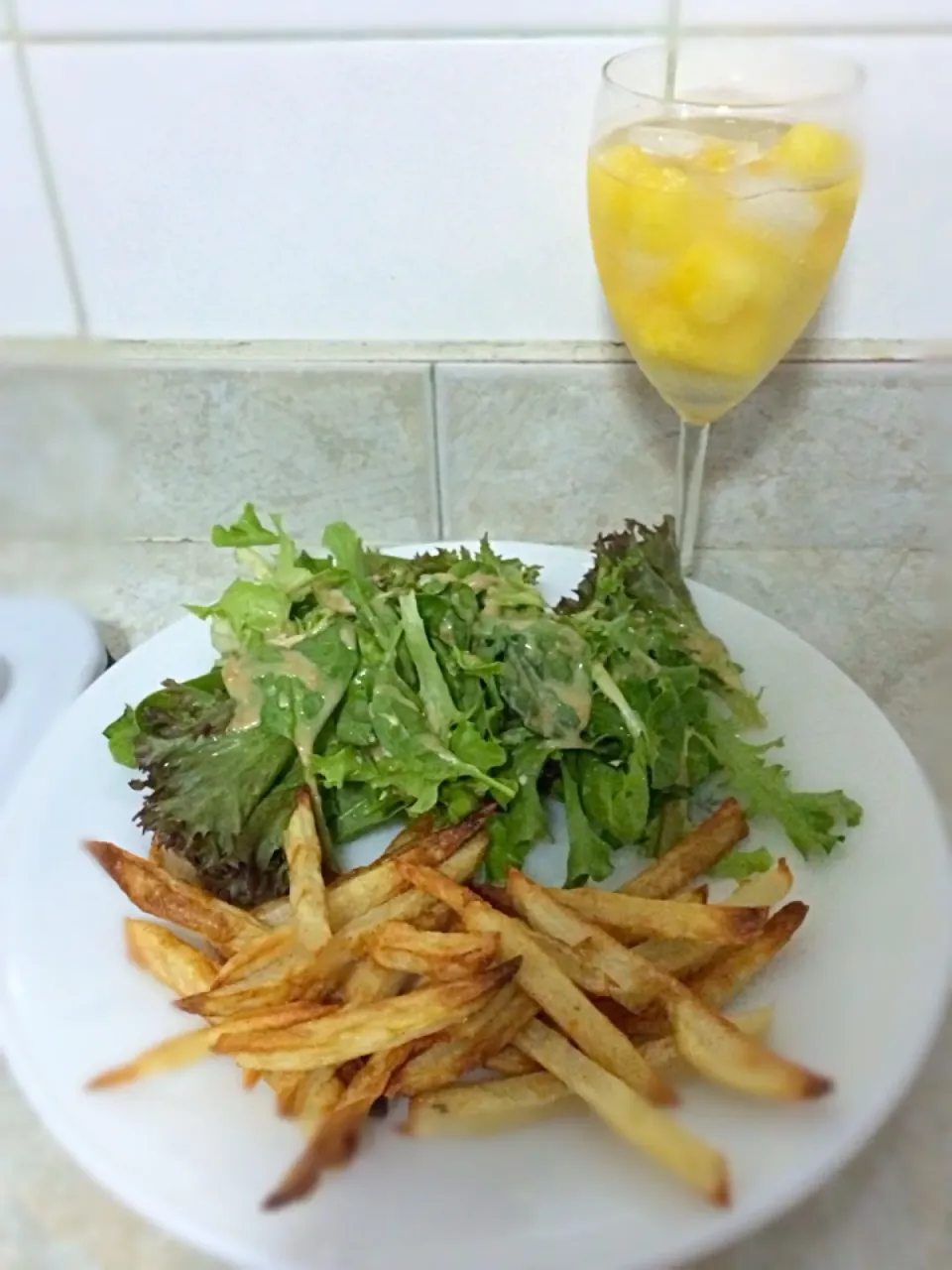 Oven-baked peri-peri fries with greens and a glass of wine cooler|Elaine Gohさん