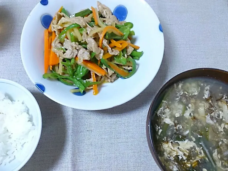 やさいたーぷり！青椒肉絲と酸っぱいもずくスープ|iwachakiさん