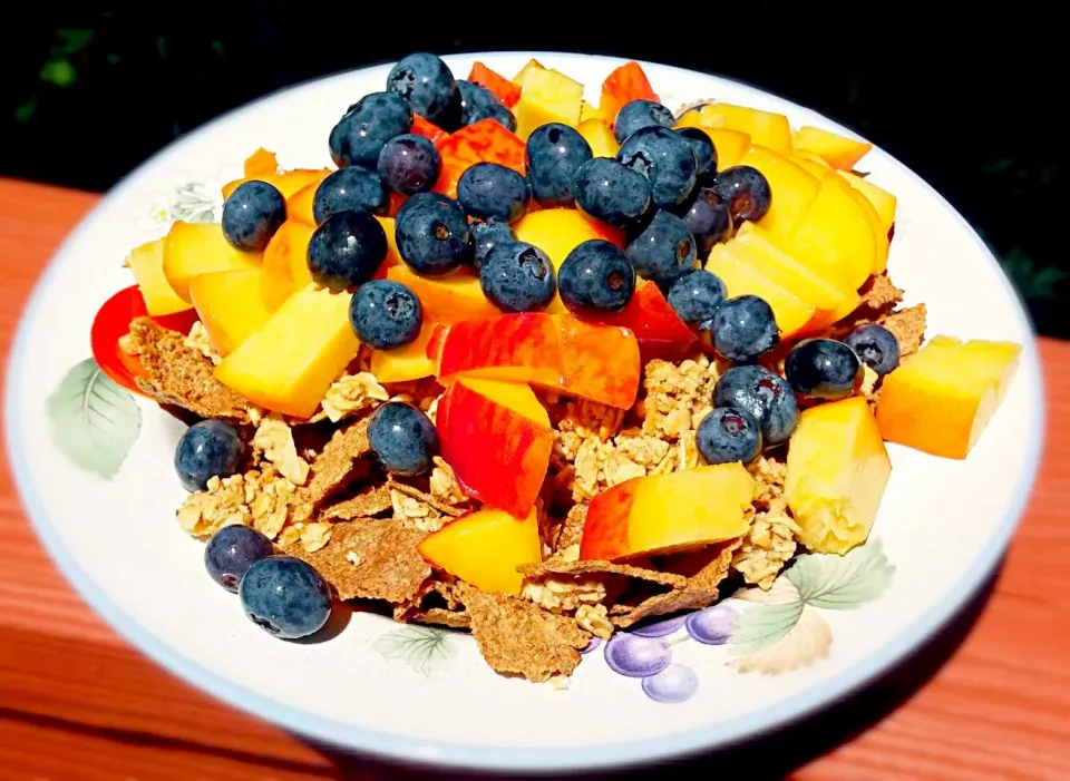 peach and blueberries granola cereal for breakfast|Jiraphon Gさん