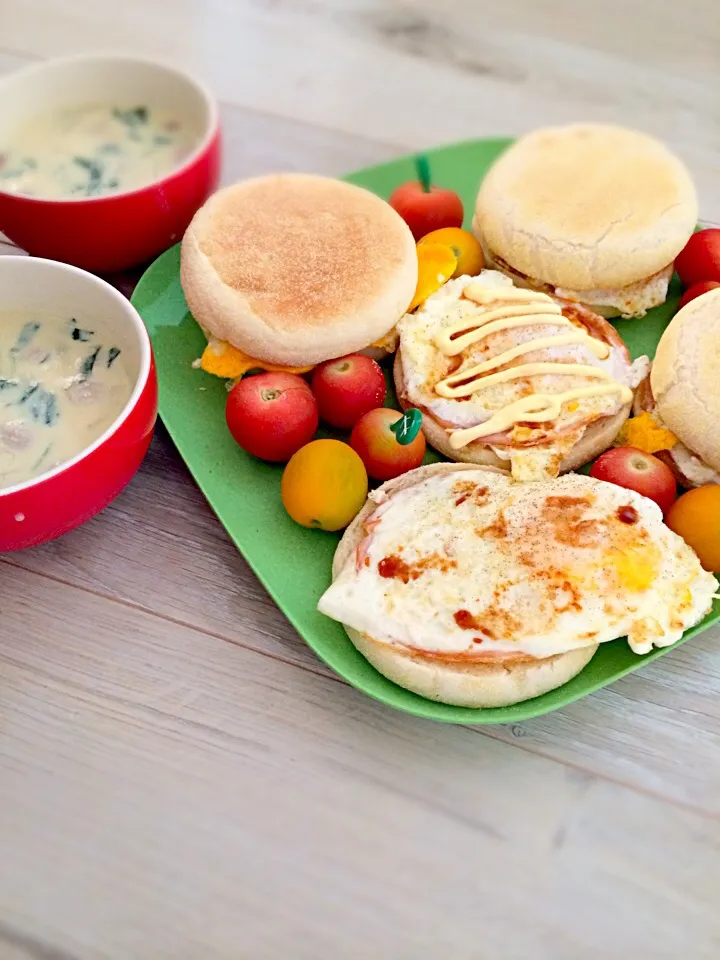 Snapdishの料理写真:日曜日の朝ごはん🍞 ほうれん草の豆乳スープと、イングリッシュマフィン🍅|あいパンさん