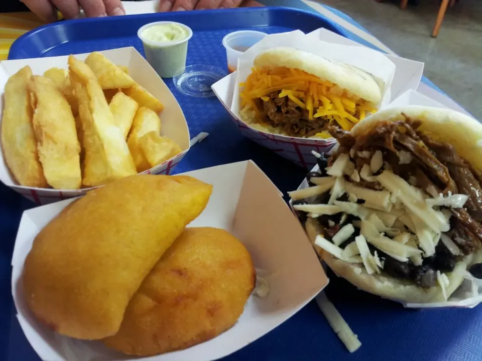 Snapdishの料理写真:Arepas, Empanadas and Cassava Root Chips from Teque Arepa|Kkartsさん