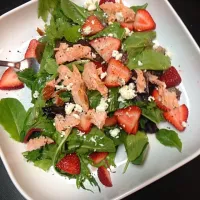 Snapdishの料理写真:Mixed greens with smoked salmon, strawberries and feta cheese|Katrina Fernandezさん