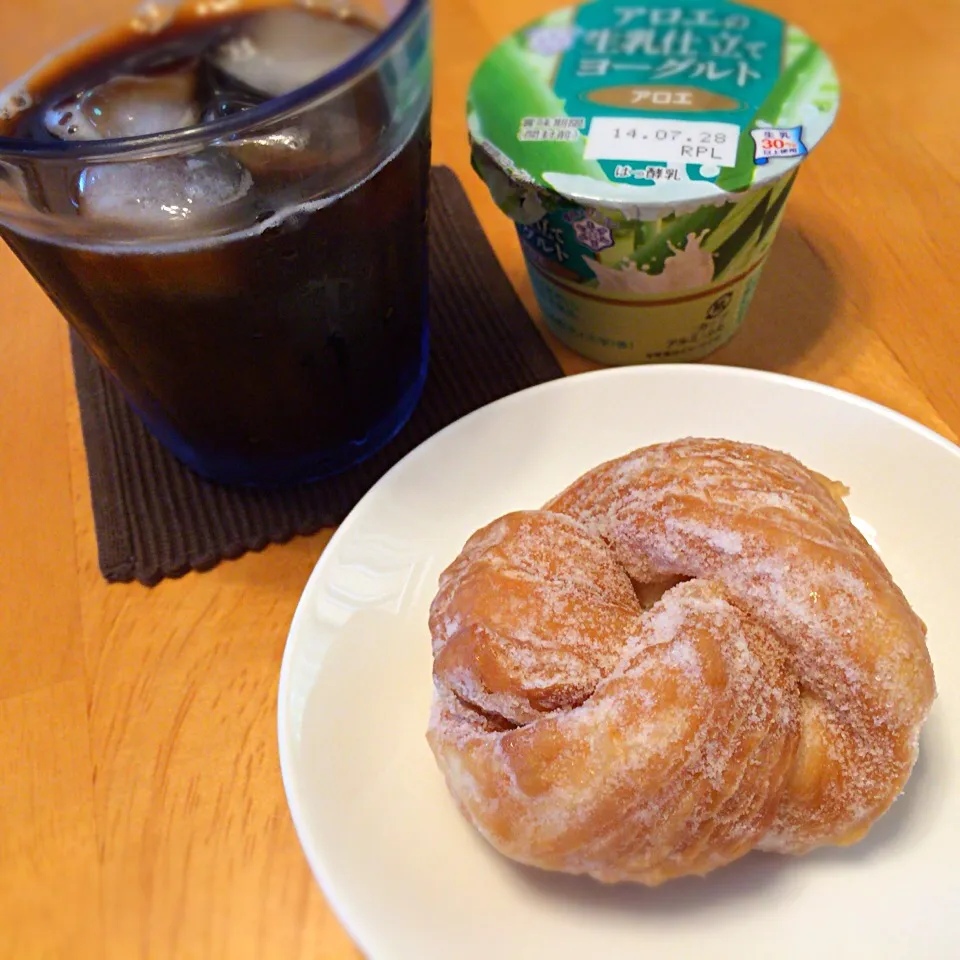 クロワッサンドーナツ アロエヨーグルト アイスコーヒー|さるさん