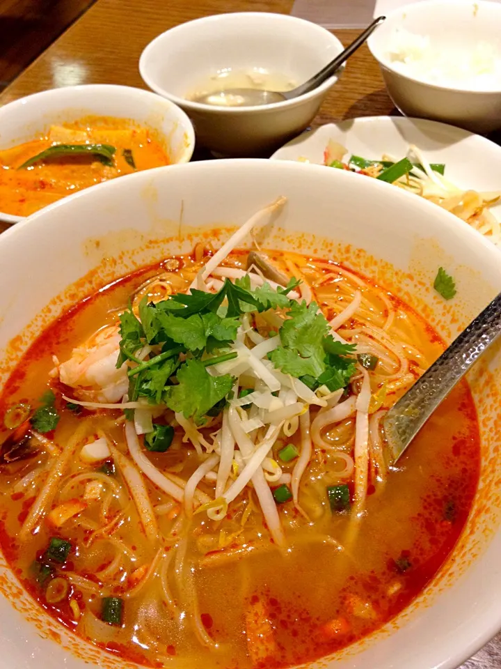 Snapdishの料理写真:ランチバイキングのトムヤムラーメン|masatoyさん