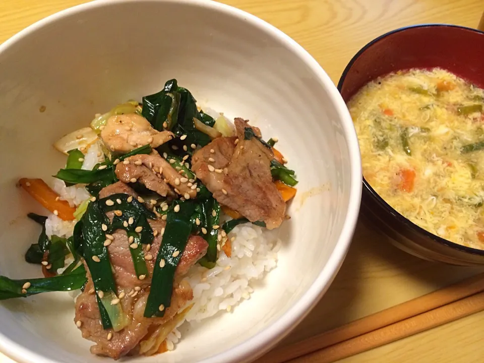 昨日の焼肉の材料の残りで適当丼、トマトと玉子のスープ。|liccaさん