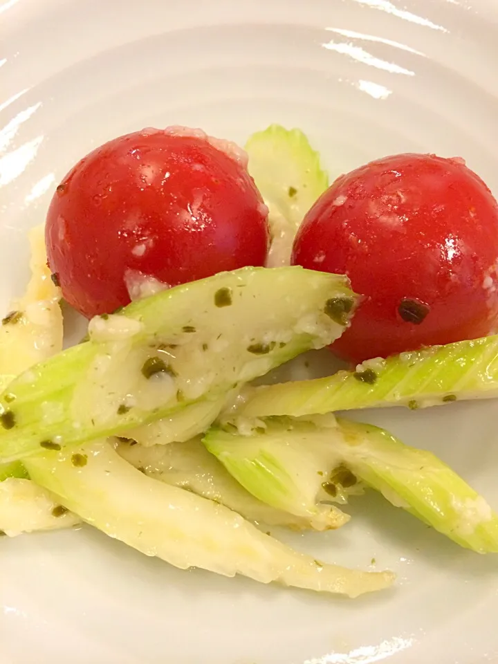 セロリとプチトマトの塩麹浅漬け|あぷさん