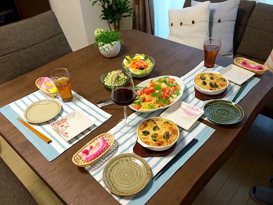 Snapdishの料理写真:マカロニグラタン、ポテトグラタン、トマトとモッツァレラチーズの冷製パスタ、アボカドと海老のサラダ、人参サラダ、赤ワイン、ルイボスティー|pentarouさん