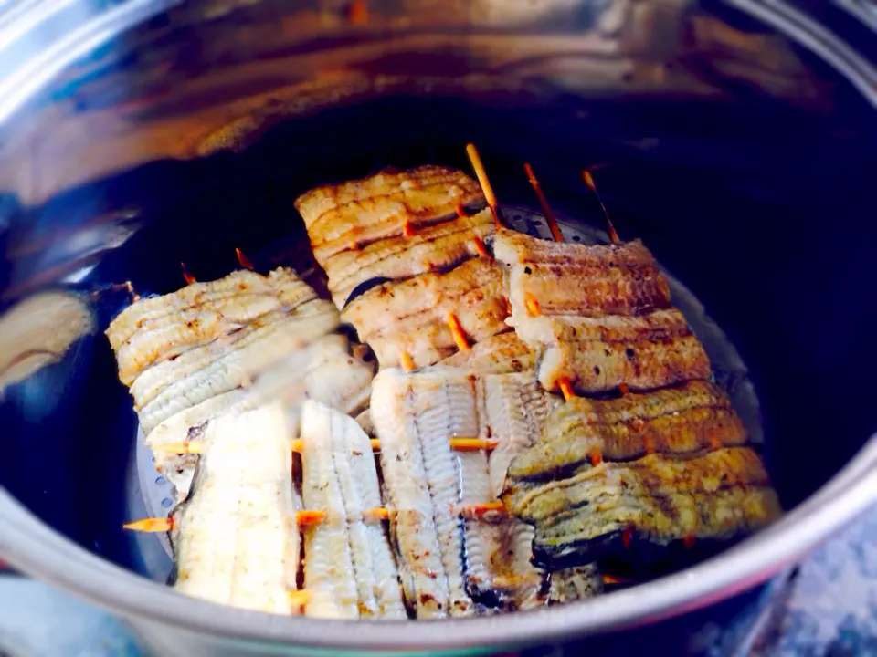 Snapdishの料理写真:浜名湖産うなぎの白焼きを蒸してます🎵|きゅうちゃんさん